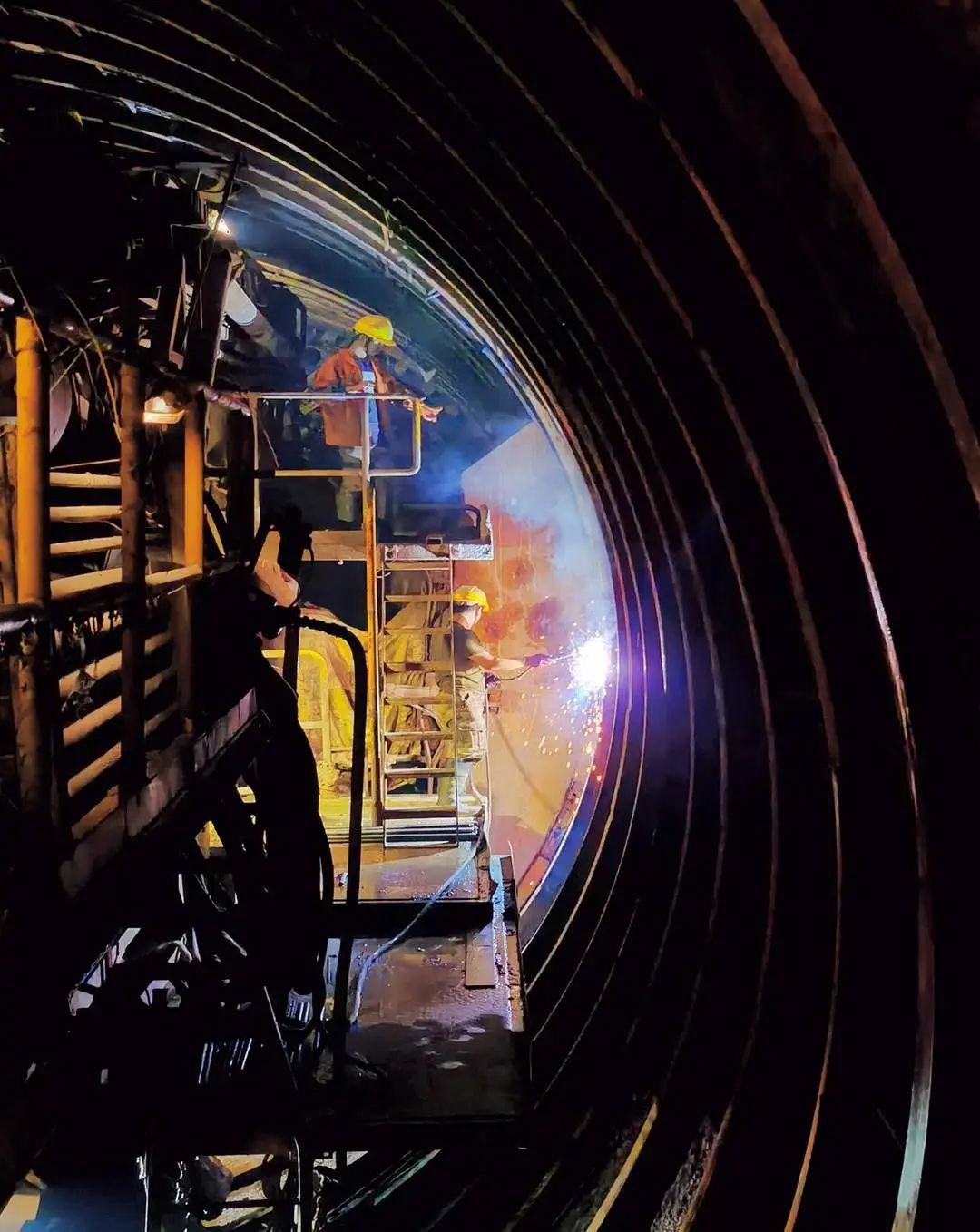 15.3公里!西南地区最长高速公路隧道贯通 15.3公里!西南地区最长高速公路隧道贯通