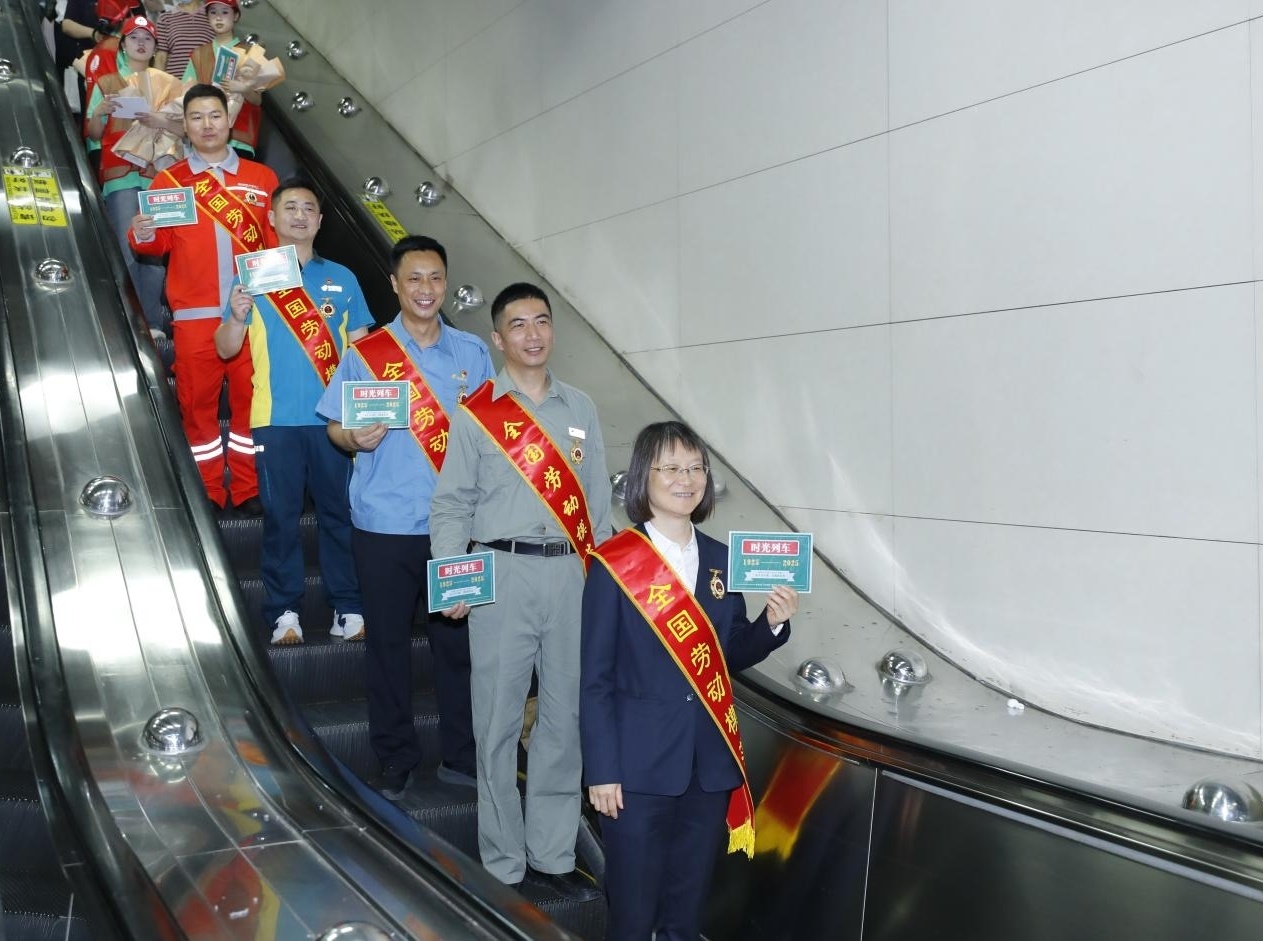 武汉推出“五一”地铁专列致敬百年工运 武汉推出“五一”地铁专列致敬百年工运