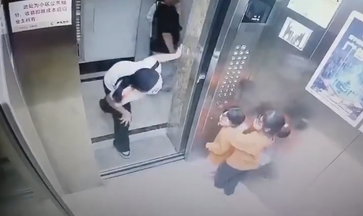 两幼童电梯里遭面具人吓哭，对方多次阻止电梯门关闭！家长已带孩子看心理医生