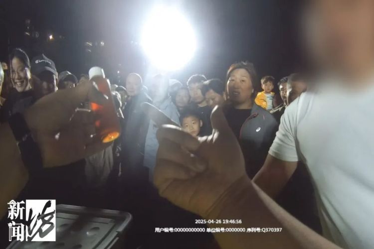 上海街头突然众人围观，民警霸气三连问！这一幕热传