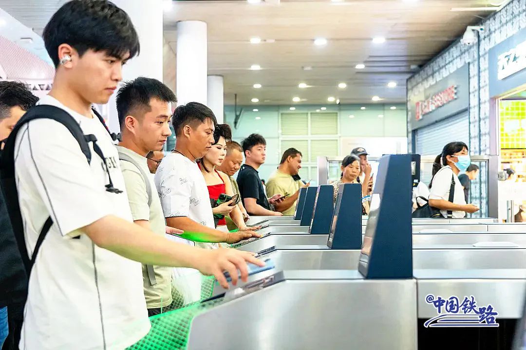 高铁车门到底谁来关?你一定想不到! 高铁车门到底谁来关?你一定想不到!