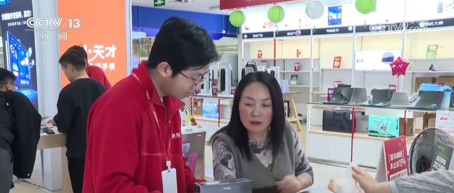 “以旧换新”与“五一”假期相遇 各地商圈人气旺 消费热潮涌动