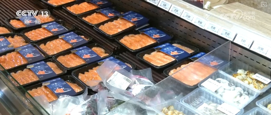 消费市场热度持续攀升 假日消费品供需两旺 小袋装、健康化商品走俏 消费市场热度持续攀升 假日消费品供需两旺 小袋装、健康化商品走俏