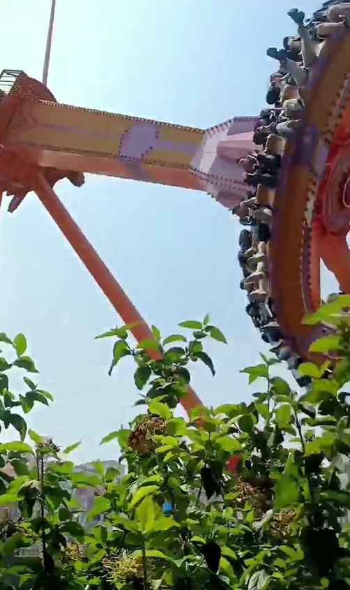 "腿都软了"！大摆锤最高点悬停空中1分钟，乐园回应
