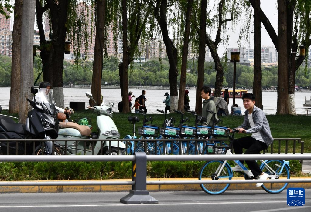 济南大明湖“见湖透绿” 济南大明湖“见湖透绿”