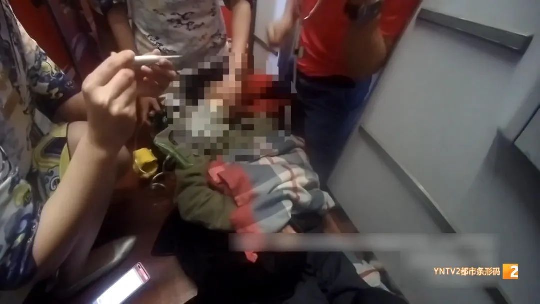 老人航班上高烧40℃,意识模糊,机组紧急备降,最终...... 老人航班上高烧40℃,意识模糊,机组紧急备降,最终......