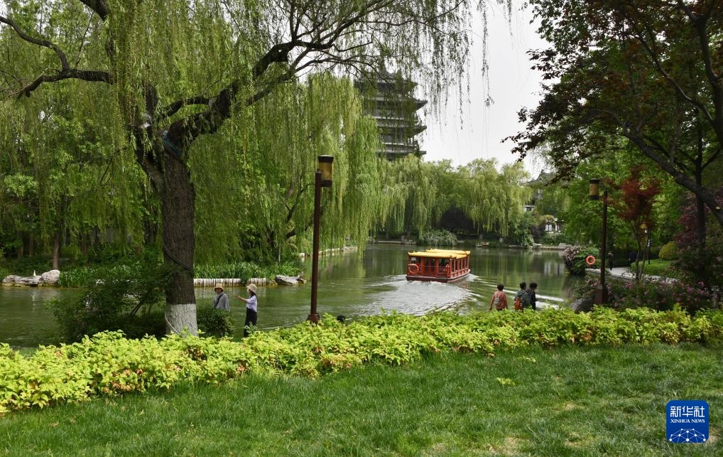 济南大明湖“见湖透绿” 济南大明湖“见湖透绿”