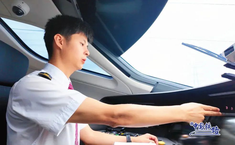 高铁车门到底谁来关?你一定想不到! 高铁车门到底谁来关?你一定想不到!