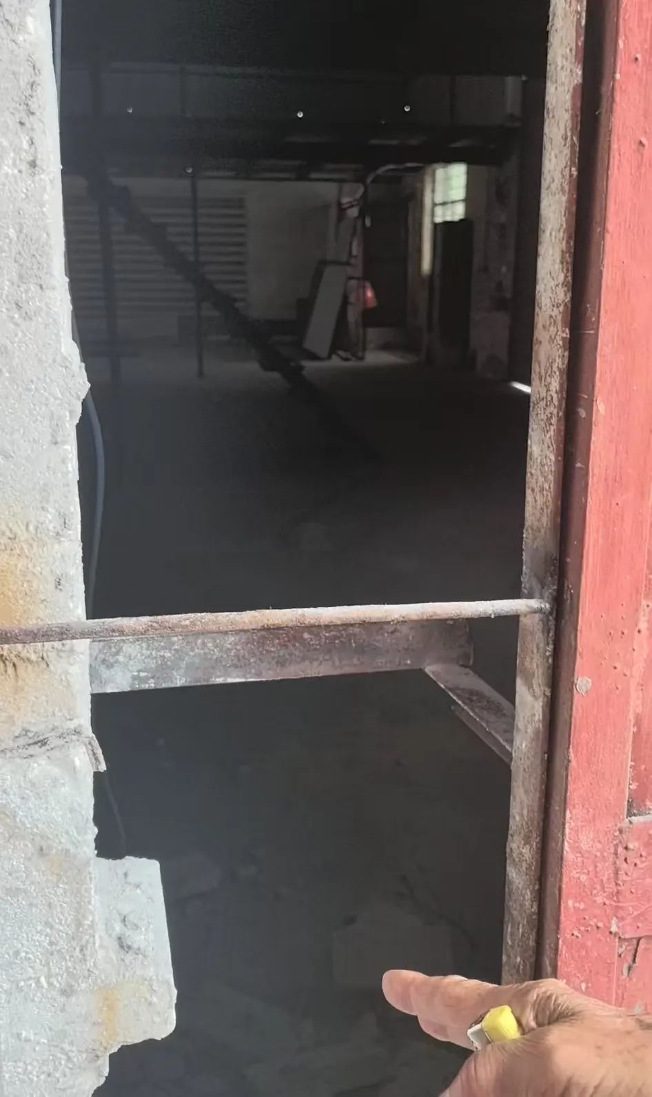 86岁老人与已故儿子女友再婚,女儿怒砸家门称要守住母亲房产 86岁老人与已故儿子女友再婚,女儿怒砸家门称要守住母亲房产