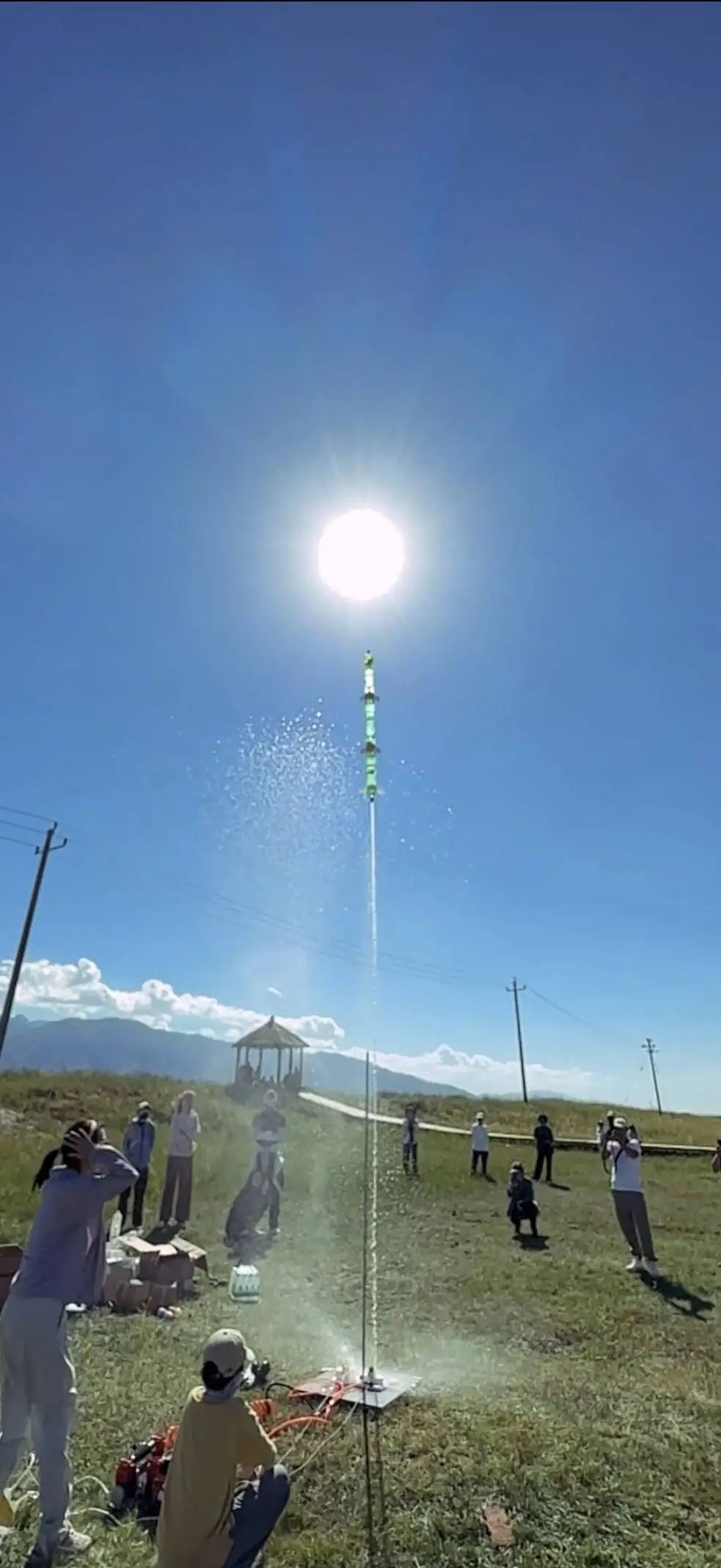 小学老师用塑料瓶制作“水火箭”，一飞冲天！最高能冲上200米！