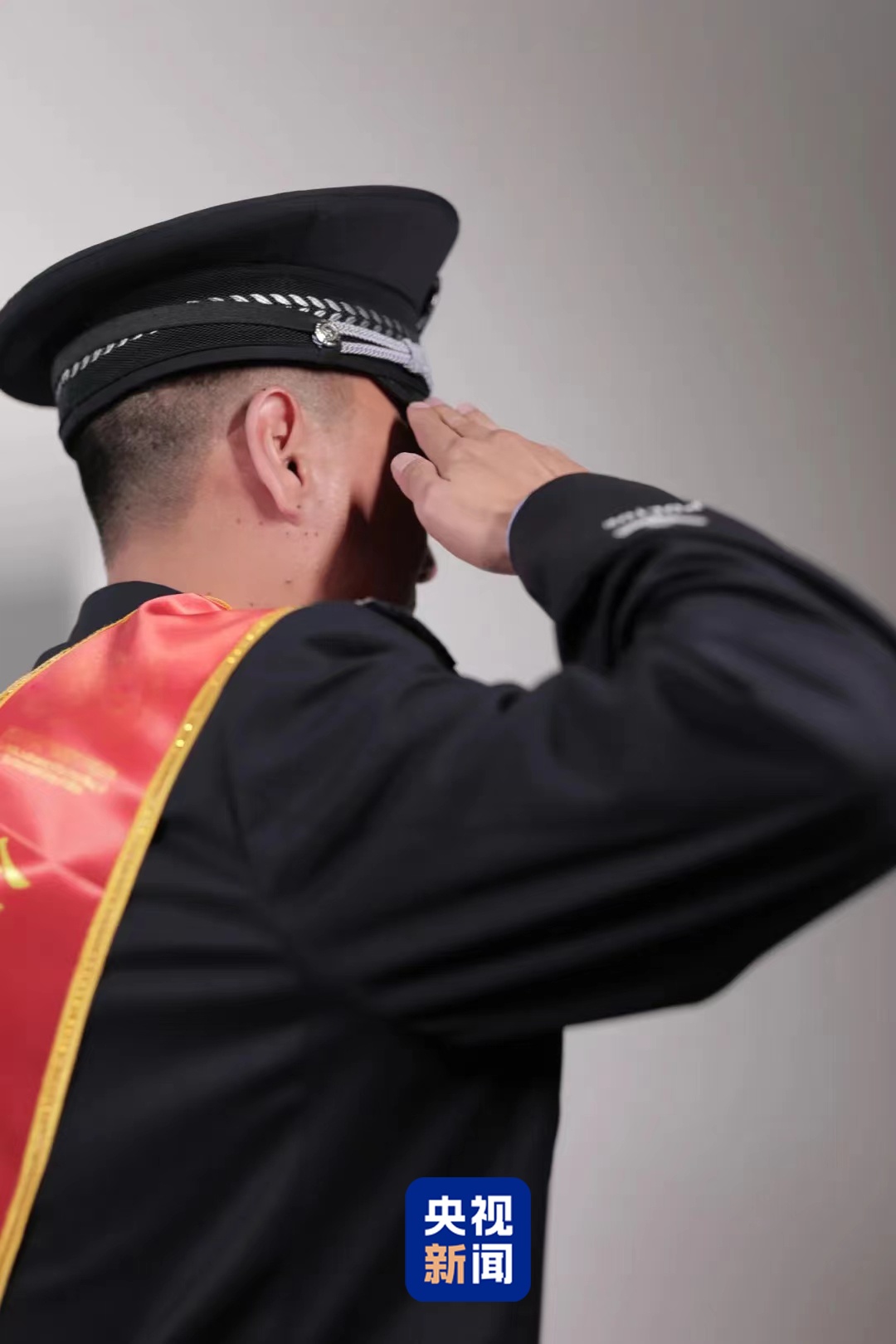 这个头像再度刷屏！他是谁？