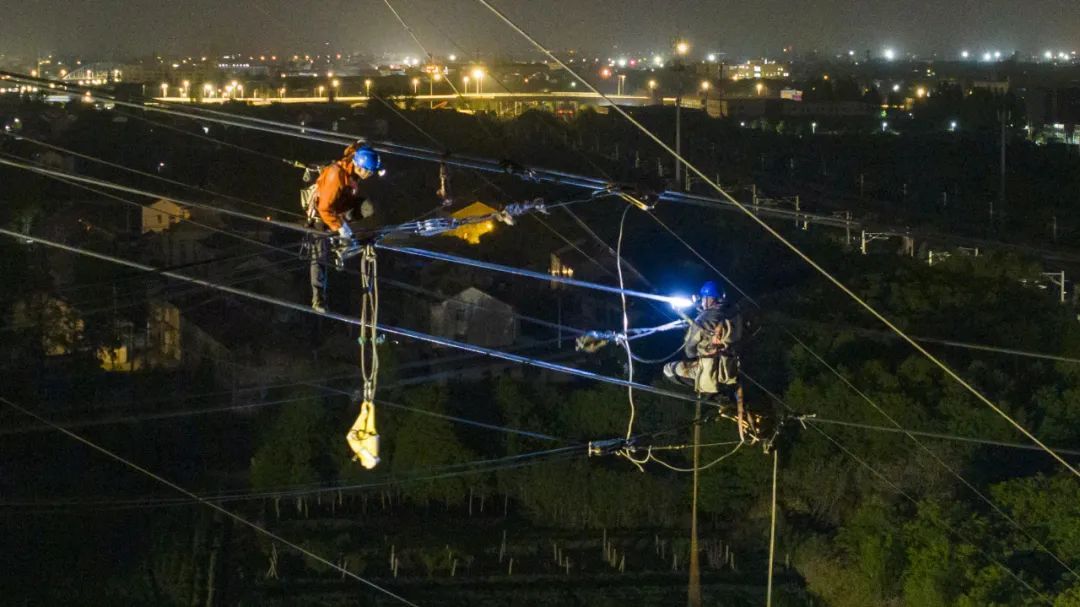 凌晨,一群人在高铁上空战“天窗”! 凌晨,一群人在高铁上空战“天窗”!