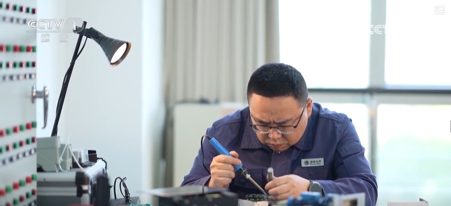 【大国工匠】张霁明:0.1秒的追光者 【大国工匠】张霁明:0.1秒的追光者