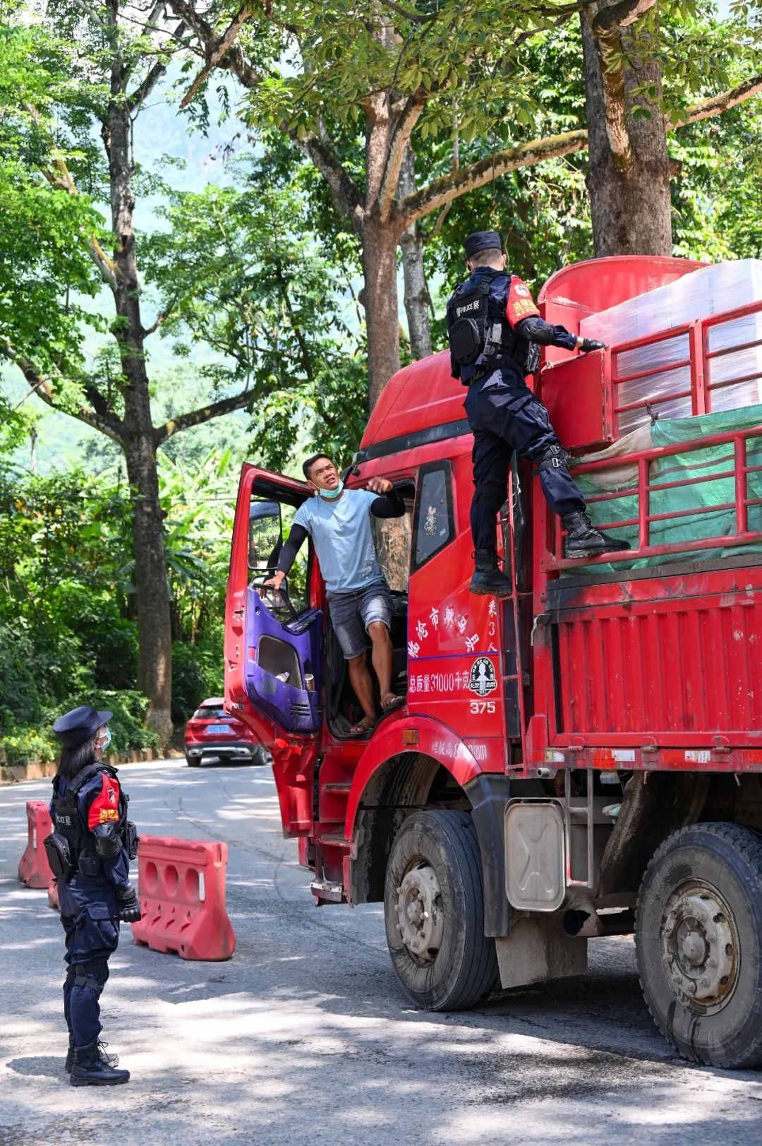 “不能露脸”的获奖者！没有照片，只有胸前的五星红旗！