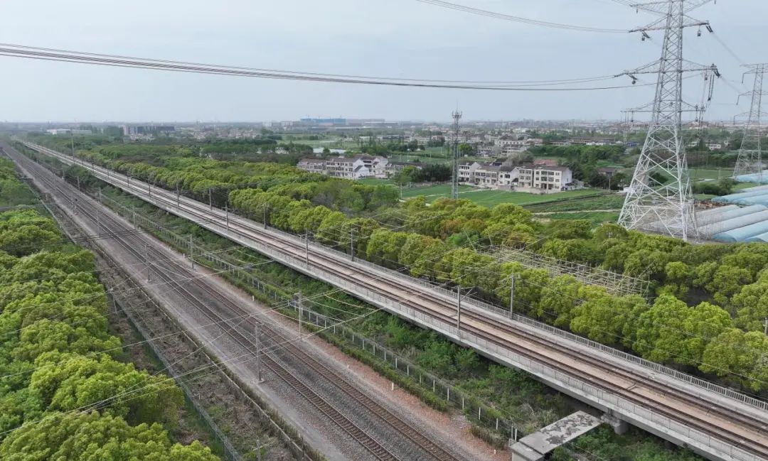 凌晨,一群人在高铁上空战“天窗”! 凌晨,一群人在高铁上空战“天窗”!