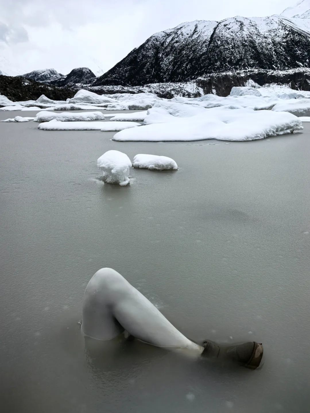 冰湖里惊现“人腿”,驴友冒险施救!真相令人心寒 冰湖里惊现“人腿”,驴友冒险施救!真相令人心寒