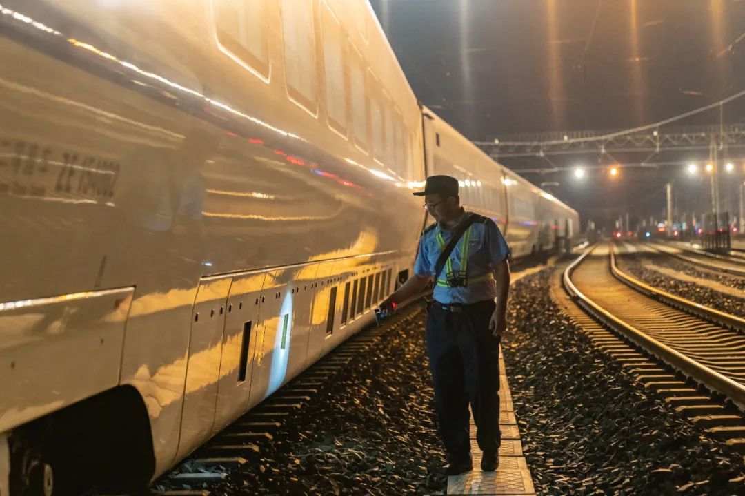 “五一”小长假铁路运输启动 “五一”小长假铁路运输启动