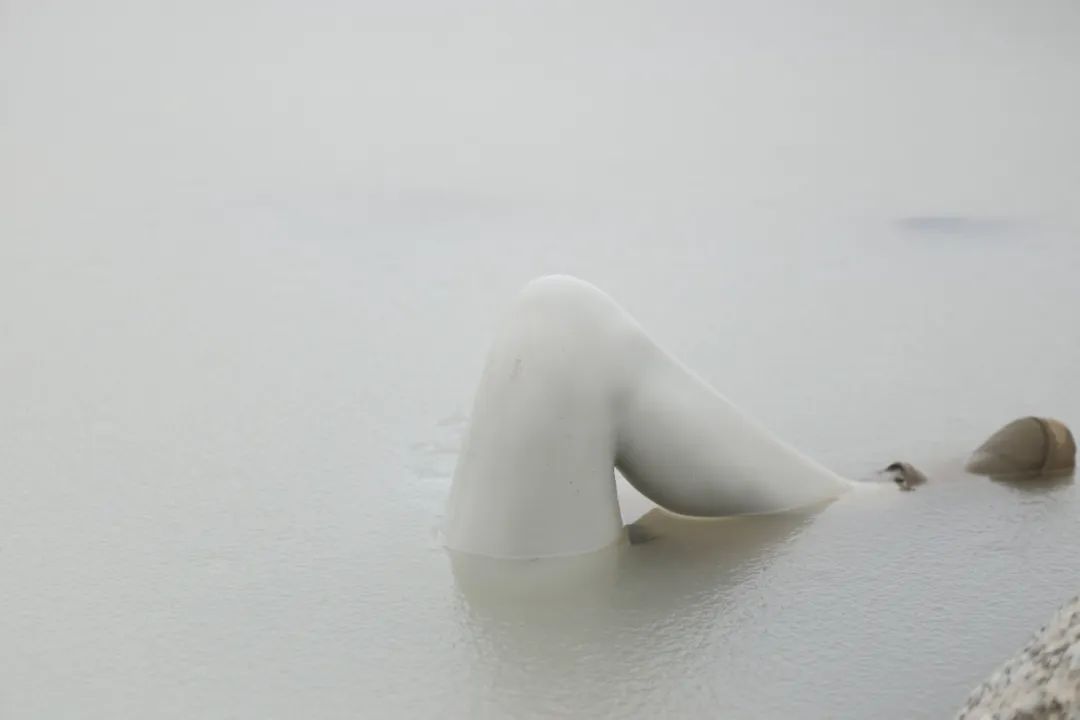 冰湖里惊现“人腿”,驴友冒险施救!真相令人心寒 冰湖里惊现“人腿”,驴友冒险施救!真相令人心寒