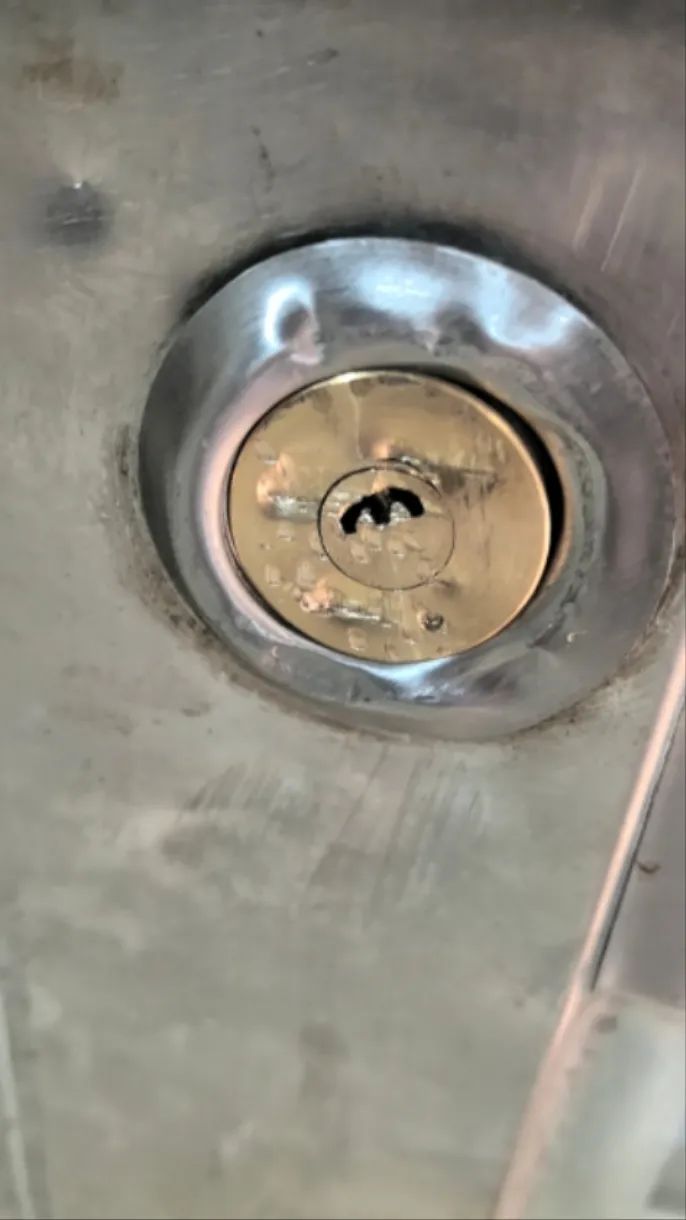 86岁老人与小33岁亡子女友结婚,女儿怒砸家门 86岁老人与小33岁亡子女友结婚,女儿怒砸家门