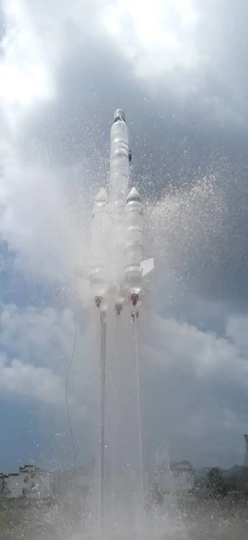 小学老师用塑料瓶制作“水火箭”，一飞冲天！最高能冲上200米！