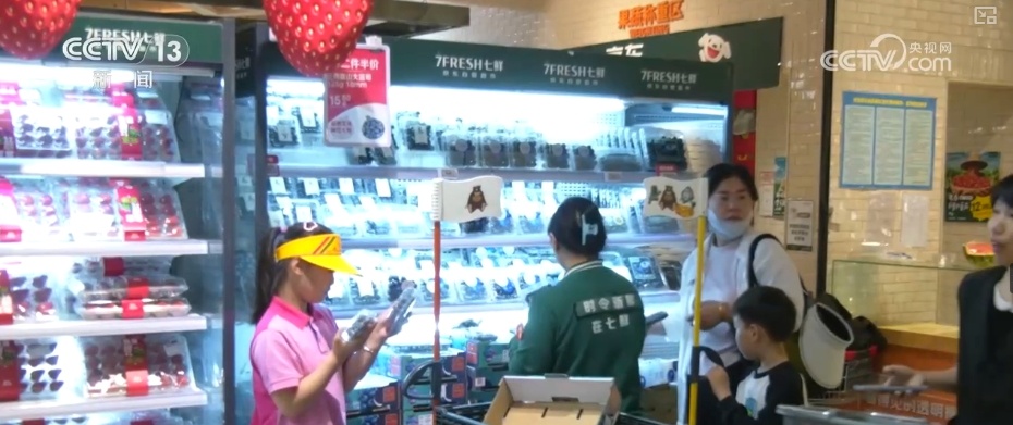 消费市场热度持续攀升 假日消费品供需两旺 小袋装、健康化商品走俏 消费市场热度持续攀升 假日消费品供需两旺 小袋装、健康化商品走俏