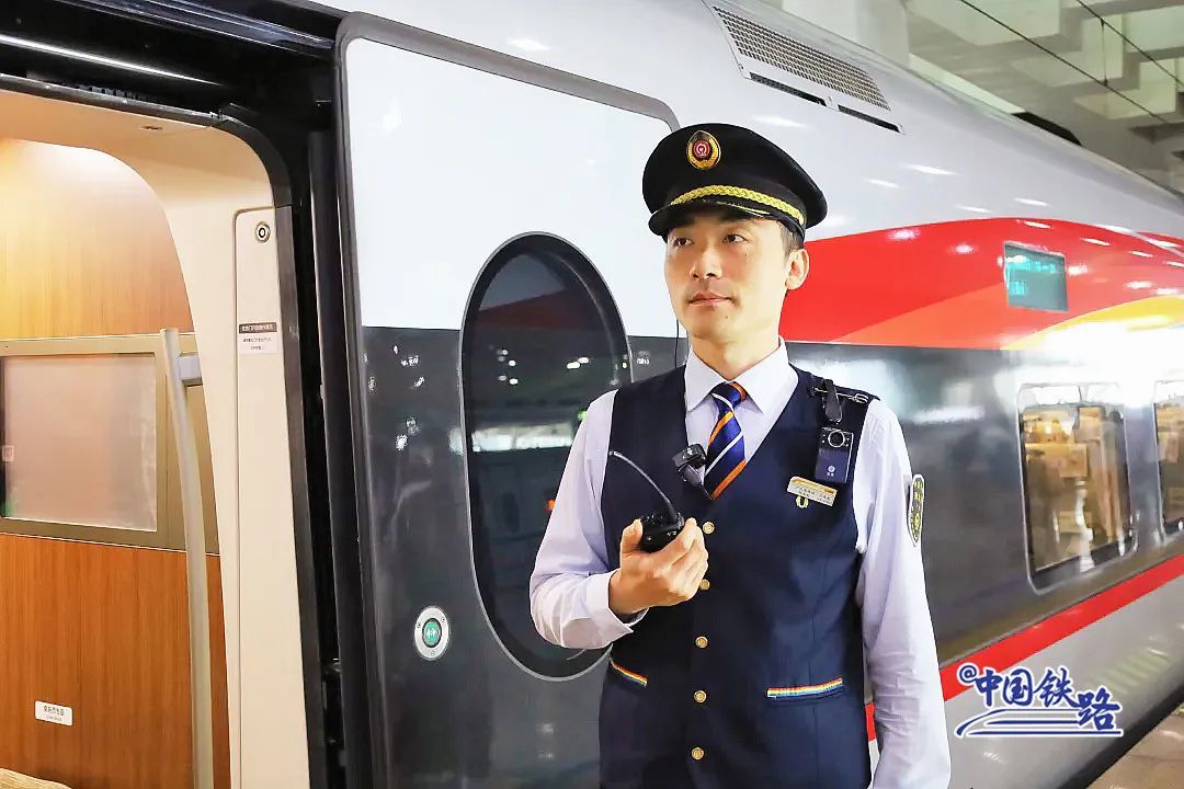 高铁车门到底谁来关?你一定想不到! 高铁车门到底谁来关?你一定想不到!