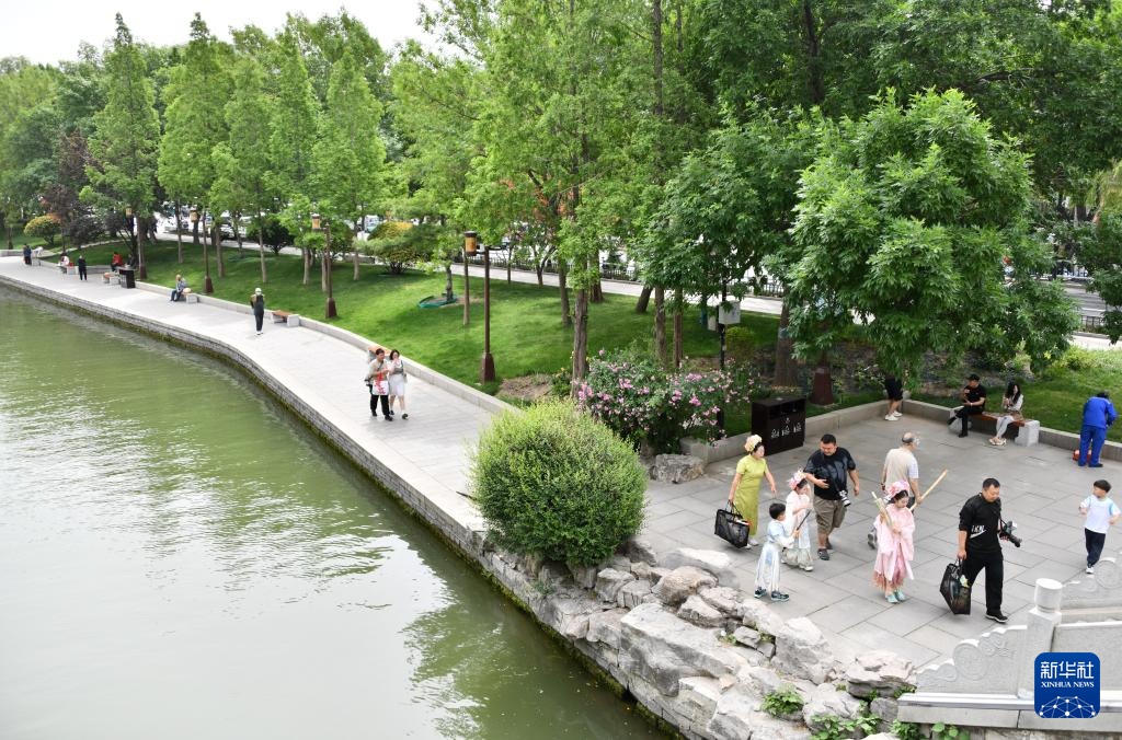 济南大明湖“见湖透绿” 济南大明湖“见湖透绿”