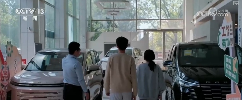 “以旧换新”与“五一”假期相遇 各地商圈人气旺 消费热潮涌动