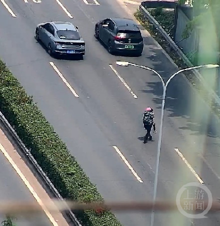 “我背您去安全的地方” 他背起老人跑出车流 “我背您去安全的地方” 他背起老人跑出车流