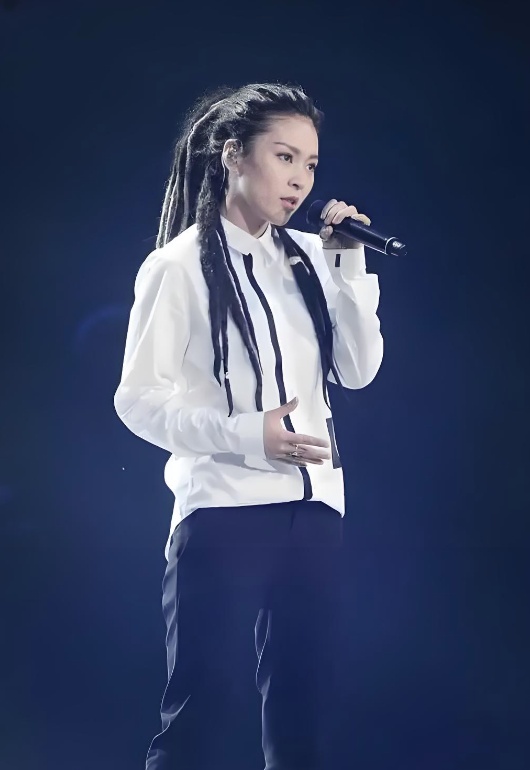 女歌手发文称遭遇车祸,瞳孔散掉半年开颅2次!其丈夫两年前因病去世,汪峰曾发文安慰 女歌手发文称遭遇车祸,瞳孔散掉半年开颅2次!其丈夫两年前因病去世,汪峰曾发文安慰