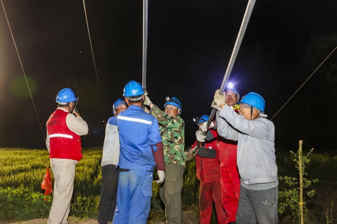 凌晨,一群人在高铁上空战“天窗”! 凌晨,一群人在高铁上空战“天窗”!