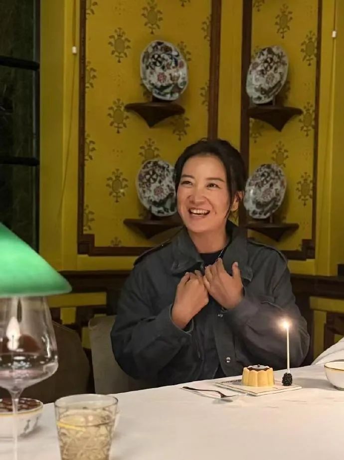 43岁贾玲庆生照曝光！网友偶遇：本人超瘦，谁说她复胖了啊