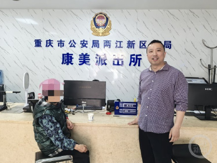 “我背您去安全的地方” 他背起老人跑出车流 “我背您去安全的地方” 他背起老人跑出车流