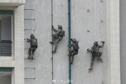 解放军驻澳门部队举行第十九次军营开放活动