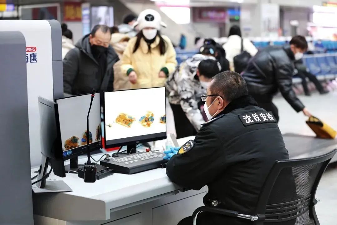 安检仪视角!行李箱里带了啥,车站安检员咋看出来的? 安检仪视角!行李箱里带了啥,车站安检员咋看出来的?