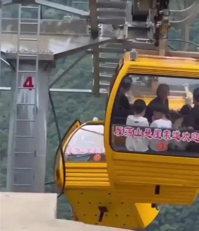 游客高空倒挂1分钟!最担心的事还是发生了 游客高空倒挂1分钟!最担心的事还是发生了