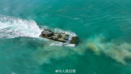 装甲战车海上乘风破浪大片