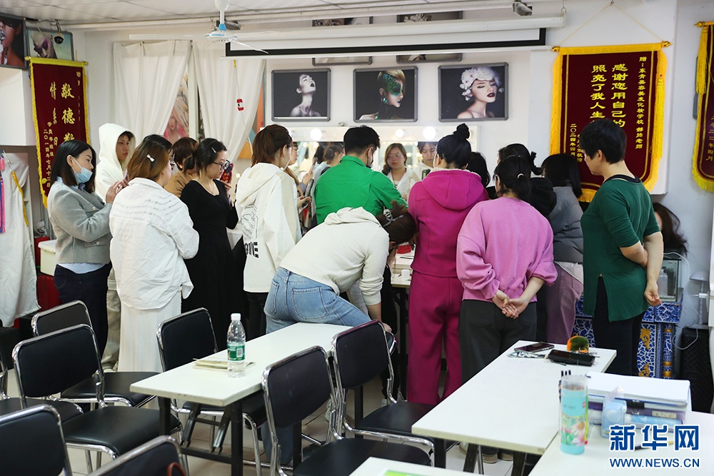 显影中国丨“剪”出美好人生 显影中国丨“剪”出美好人生