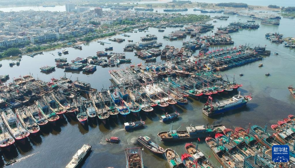 海南三亚：渔船归港休渔
