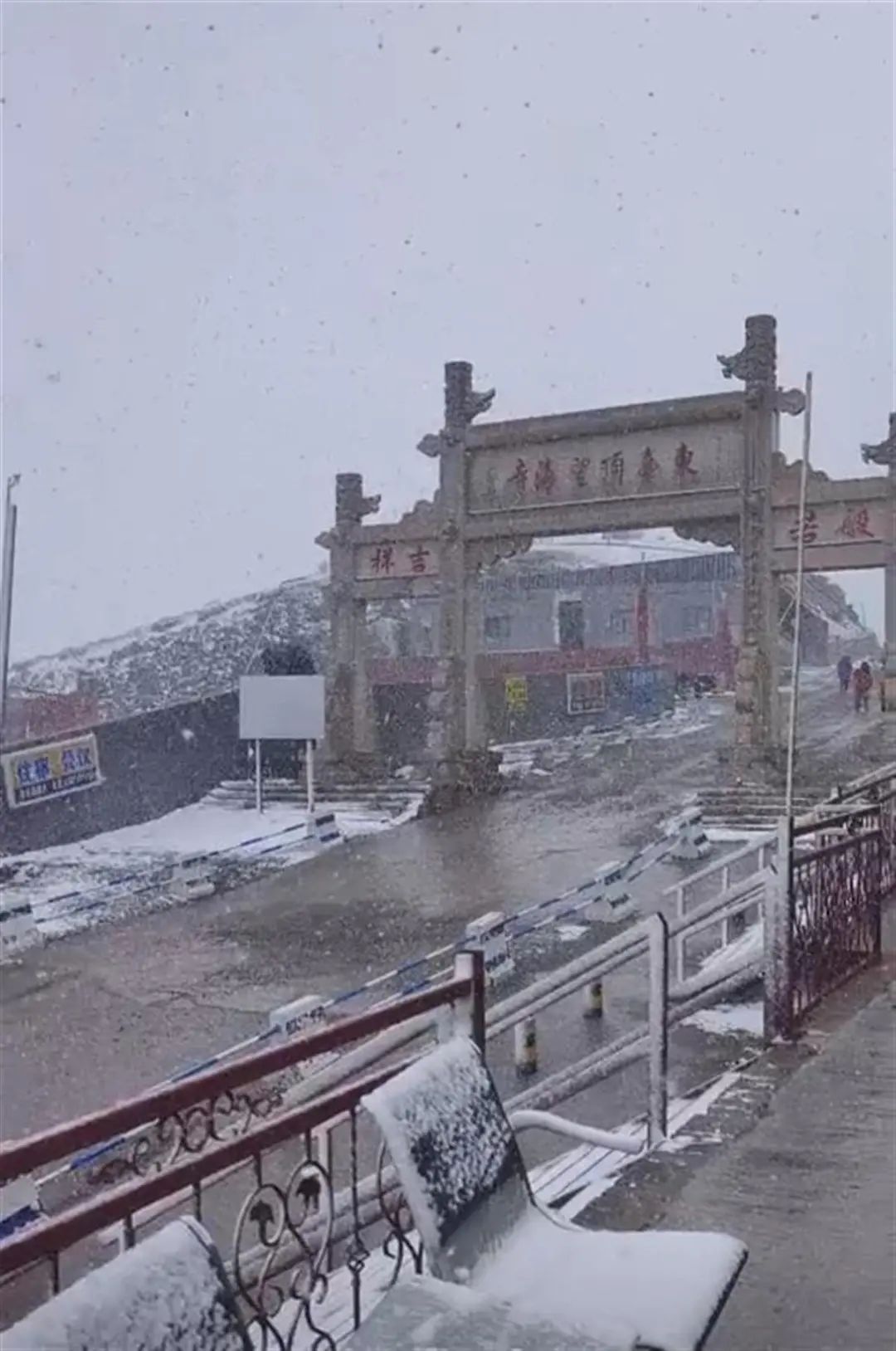 山西五台山五一假期前下了两小时大雪，游客：雪后出了太阳