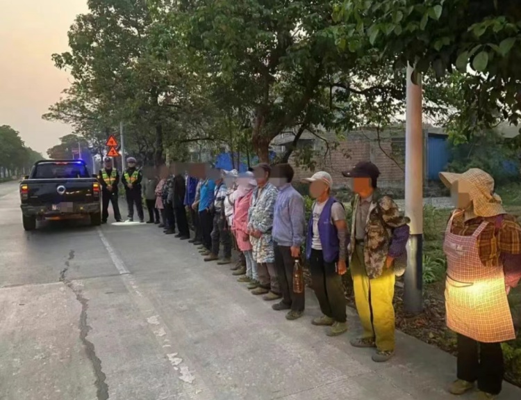 皮卡车厢竟挤满十几人！还试图躲避检查？司机被刑拘