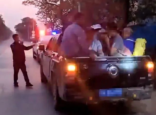 皮卡车厢竟挤满十几人！还试图躲避检查？司机被刑拘