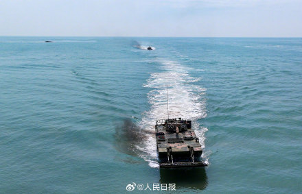 装甲战车海上乘风破浪大片