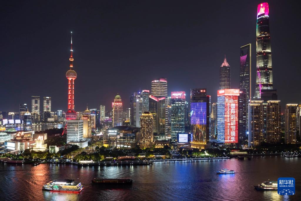 上海景观照明致敬劳动者