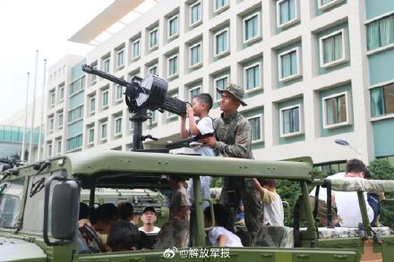 解放军驻澳门部队举行第十九次军营开放活动