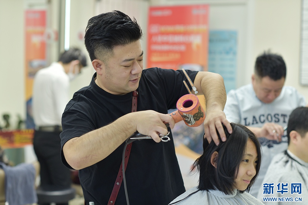 显影中国丨“剪”出美好人生 显影中国丨“剪”出美好人生