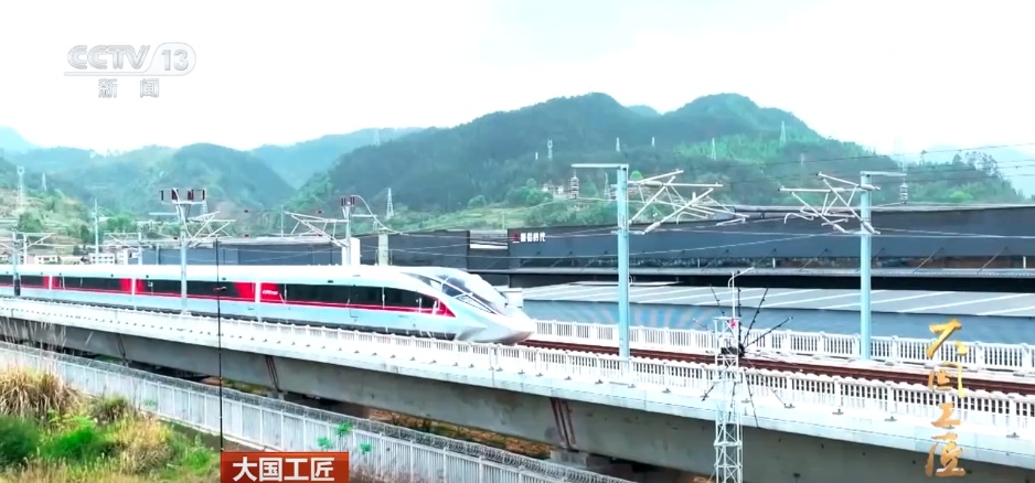 大国工匠 | 0.005毫米,他在微米级挑战中锻造高铁零件 大国工匠 | 0.005毫米,他在微米级挑战中锻造高铁零件