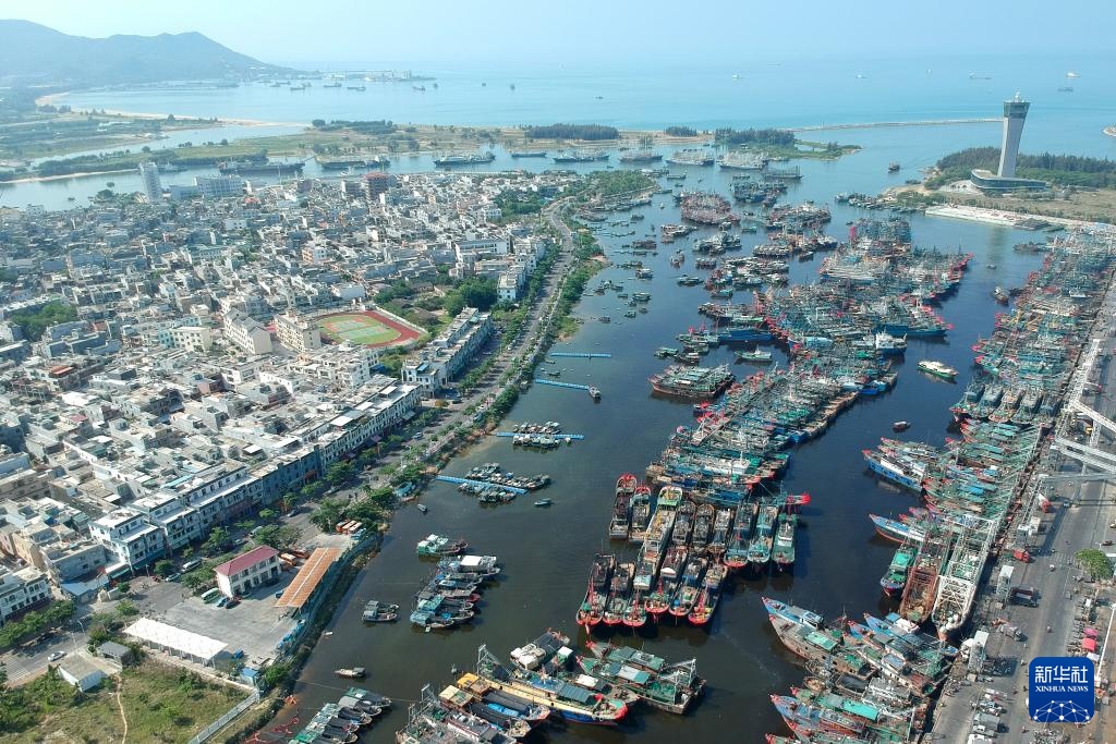 海南三亚：渔船归港休渔