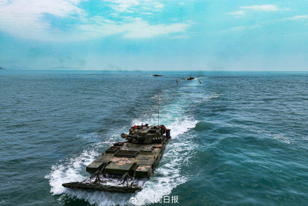 装甲战车海上乘风破浪大片
