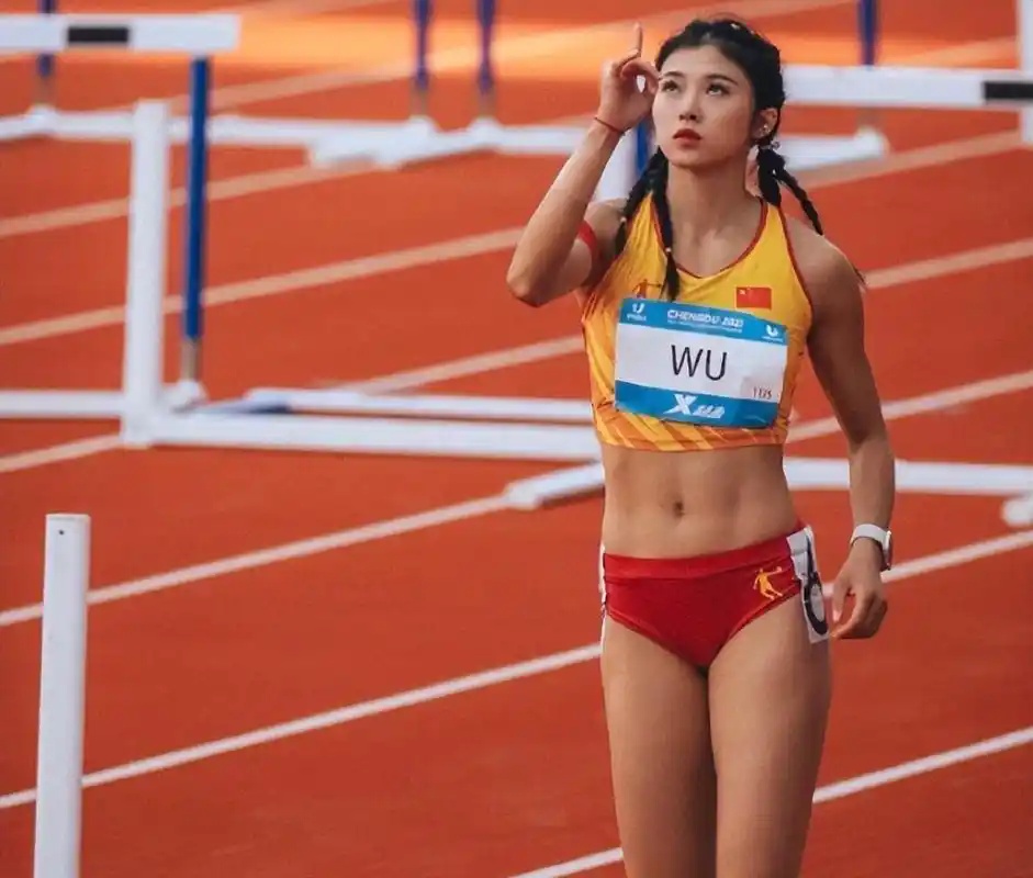 吴艳妮笑称自己是“打不死的小强”,透露2025年新目标! 吴艳妮笑称自己是“打不死的小强”,透露2025年新目标!